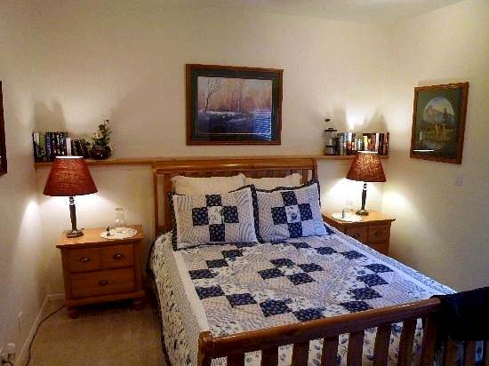 bedroom with queen bed