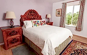 bedroom with queen bed