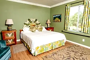 bedroom with queen bed