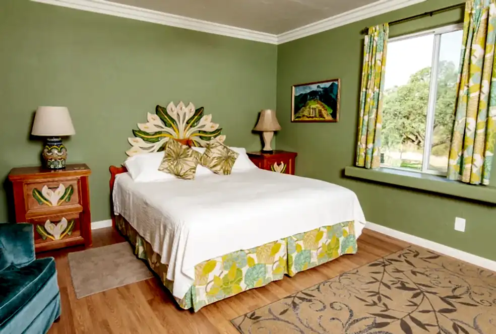bedroom with queen bed