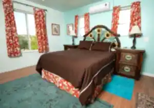 bedroom with queen bed