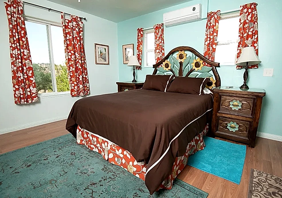 bedroom with queen bed