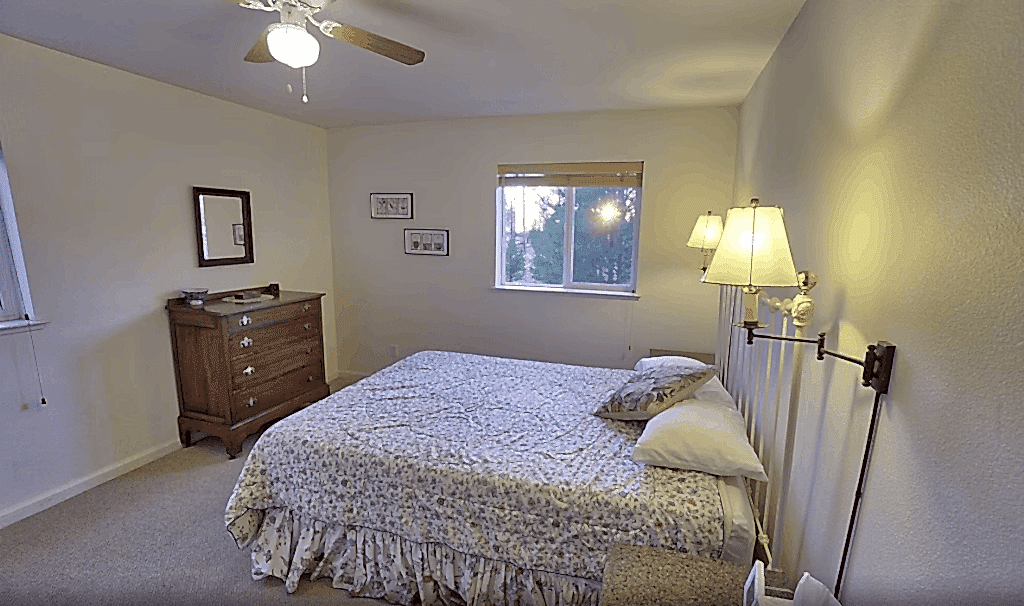 bedroom with queen bed