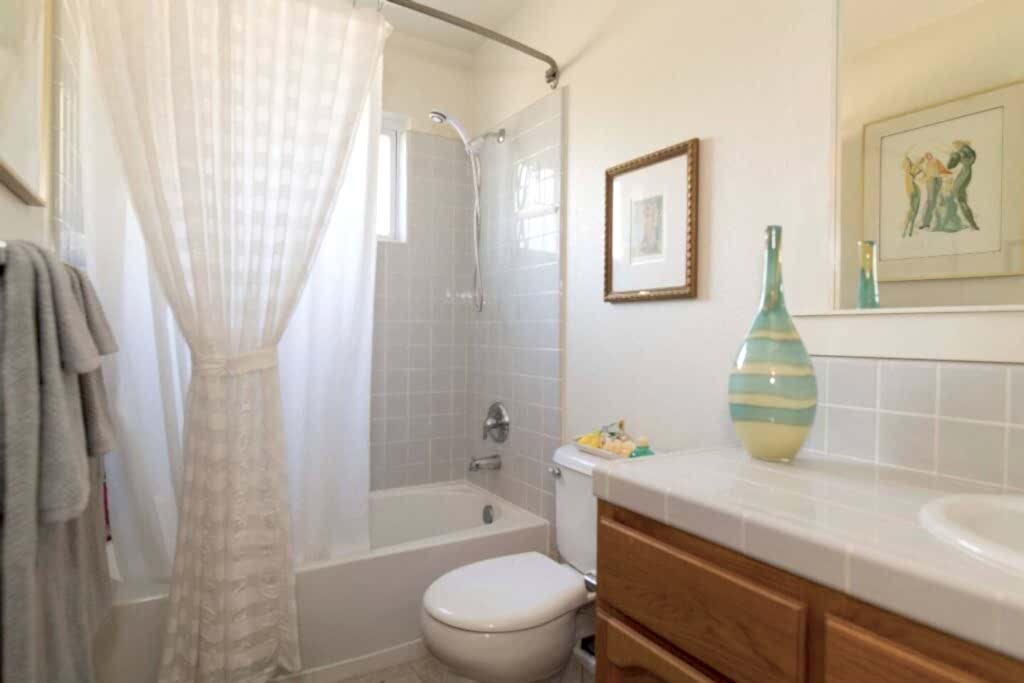 bathroom with shower tub