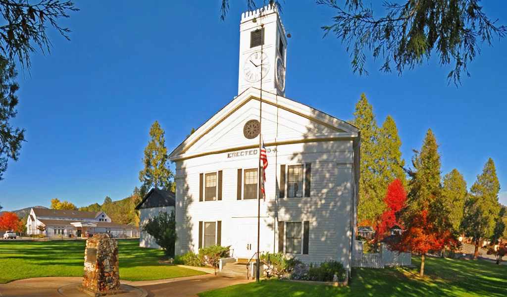 The historic Mariposa Courthouse surrounded by fall color