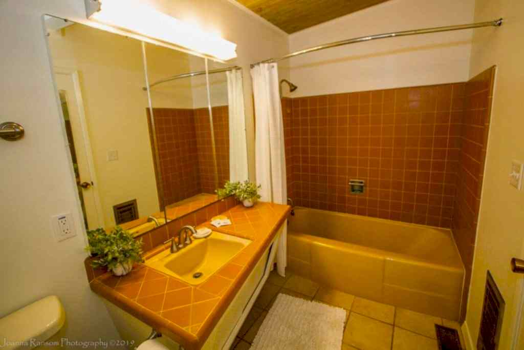 bathroom with shower tub