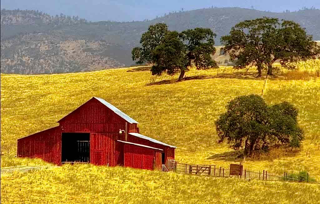The red barn in Hornitos